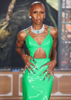 Cynthia Erivo, Louis Vuitton ve Suzanne Kalan 'ın özel takılarını takarak 9 Kasım 2024' te Los Angeles, Kaliforniya, ABD 'deki The Music Center' daki Dorothy Chandler Pavyonu 'nda düzenlenen Universal Pictures' Wicked 'ın Los Angeles galasına geldi..