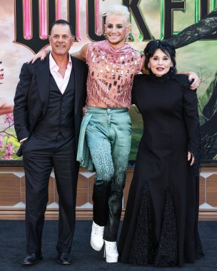 Edward Butera, Frankie Grande ve Joan Grande, 9 Kasım 2024 'te Los Angeles, Kaliforniya, ABD' de bulunan The Music Center 'daki Dorothy Chandler Pavyonu' nda düzenlenen Universal Pictures 'Wicked' ın Los Angeles galasına geldiler.. 