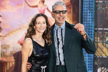 Emilie Livingston ve kocası Jeff Goldblum, 9 Kasım 2024 'te Los Angeles, Kaliforniya, ABD' de bulunan The Music Center 'daki Dorothy Chandler Pavyonu' nda düzenlenen Universal Pictures 'Wicked' ın Los Angeles galasına geldiler..