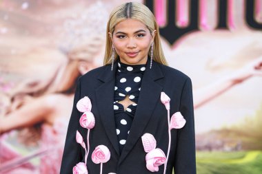 Do Manh Cuong SS24 RTW 'nin Sixdo' sunu giyen Hayley Kiyoko, 9 Kasım 2024 'te Los Angeles, Kaliforniya, ABD' de bulunan The Music Center 'daki Dorothy Chandler Pavilion' da düzenlenen Universal Pictures 'Wicked' ın Los Angeles galasına ulaştı..