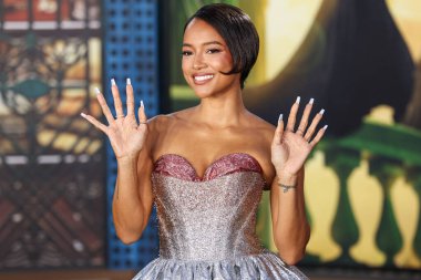 Christian Siriano SS24 RTW giyen Karrueche Tran, 9 Kasım 2024 'te Los Angeles Universal Pictures' Wicked 'ın Los Angeles galasına geldi..