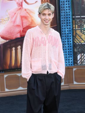 Magliano giyen Troye Sivan, 9 Kasım 2024 'te Los Angeles, Kaliforniya' da Dorothy Chandler Pavyonu 'nda düzenlenen Evrensel Resimlerin' Lanetli 'nin Los Angeles galasına geldi..
