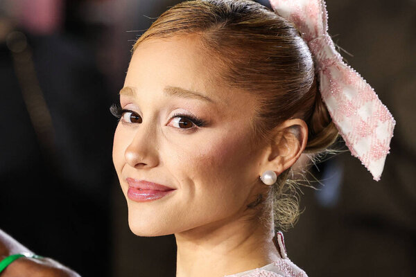 Ариана Гранд Бутера в костюме Тома Брауна прибыла на премьеру фильма "Злая" в Лос-Анджелесе, состоявшуюся в павильоне Дороти Чендлер в Музыкальном центре 9 ноября 2024 года в Лос-Анджелесе, Калифорния, США.