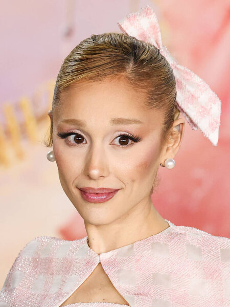 Ариана Гранд Бутера в костюме Тома Брауна прибыла на премьеру фильма "Злая" в Лос-Анджелесе, состоявшуюся в павильоне Дороти Чендлер в Музыкальном центре 9 ноября 2024 года в Лос-Анджелесе, Калифорния, США.