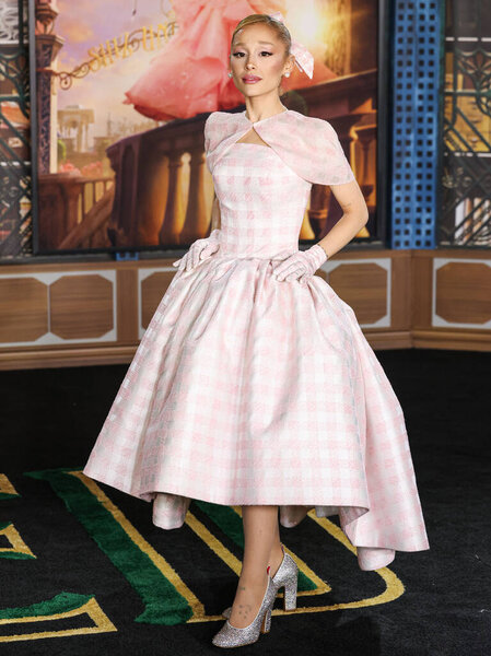 Ариана Гранд Бутера в костюме Тома Брауна прибыла на премьеру фильма "Злая" в Лос-Анджелесе, состоявшуюся в павильоне Дороти Чендлер в Музыкальном центре 9 ноября 2024 года в Лос-Анджелесе, Калифорния, США.