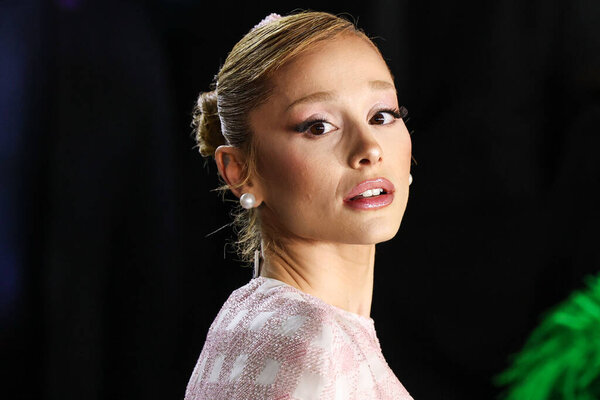 Ариана Гранд Бутера в костюме Тома Брауна прибыла на премьеру фильма "Злая" в Лос-Анджелесе, состоявшуюся в павильоне Дороти Чендлер в Музыкальном центре 9 ноября 2024 года в Лос-Анджелесе, Калифорния, США.