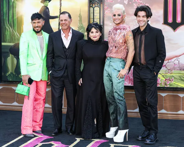 Edward Butera, Joan Grande, Frankie Grande ve Hale Leon 9 Kasım 2024 'te Los Angeles, Kaliforniya, ABD' de bulunan The Music Center 'daki Dorothy Chandler Pavyonu' nda düzenlenen Universal Pictures 'Wicked' ın Los Angeles galasına geldiler..