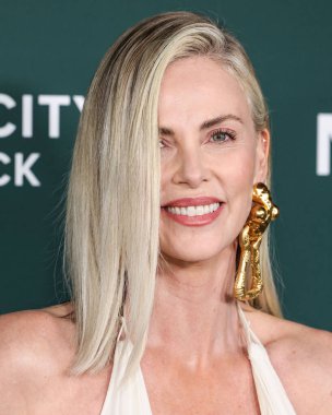 Schiaparelli SS25 RTW giyen Charlize Theron, Paul Mitchell 'in 9 Kasım 2024 tarihinde Batı Hollywood, Los Angeles, Kaliforniya, ABD' de gerçekleştirdiği Pacific Design Center 'da sunduğu 2024 Baby Gala' ya ulaştı..