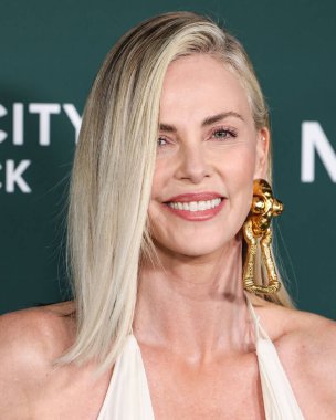 Schiaparelli SS25 RTW giyen Charlize Theron, Paul Mitchell 'in 9 Kasım 2024 tarihinde Batı Hollywood, Los Angeles, Kaliforniya, ABD' de gerçekleştirdiği Pacific Design Center 'da sunduğu 2024 Baby Gala' ya ulaştı..