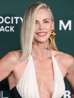 Schiaparelli SS25 RTW giyen Charlize Theron, Paul Mitchell 'in 9 Kasım 2024 tarihinde Batı Hollywood, Los Angeles, Kaliforniya, ABD' de gerçekleştirdiği Pacific Design Center 'da sunduğu 2024 Baby Gala' ya ulaştı..