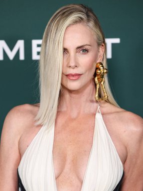 Schiaparelli SS25 RTW giyen Charlize Theron, Paul Mitchell 'in 9 Kasım 2024 tarihinde Batı Hollywood, Los Angeles, Kaliforniya, ABD' de gerçekleştirdiği Pacific Design Center 'da sunduğu 2024 Baby Gala' ya ulaştı..