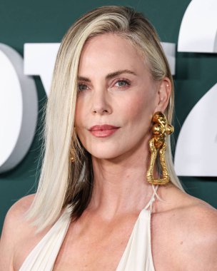 Schiaparelli SS25 RTW giyen Charlize Theron, Paul Mitchell 'in 9 Kasım 2024 tarihinde Batı Hollywood, Los Angeles, Kaliforniya, ABD' de gerçekleştirdiği Pacific Design Center 'da sunduğu 2024 Baby Gala' ya ulaştı..