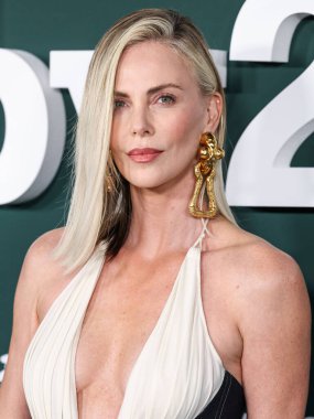 Schiaparelli SS25 RTW giyen Charlize Theron, Paul Mitchell 'in 9 Kasım 2024 tarihinde Batı Hollywood, Los Angeles, Kaliforniya, ABD' de gerçekleştirdiği Pacific Design Center 'da sunduğu 2024 Baby Gala' ya ulaştı..
