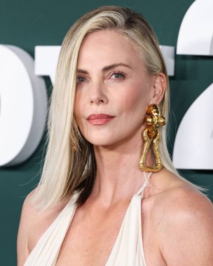 Schiaparelli SS25 RTW giyen Charlize Theron, Paul Mitchell 'in 9 Kasım 2024 tarihinde Batı Hollywood, Los Angeles, Kaliforniya, ABD' de gerçekleştirdiği Pacific Design Center 'da sunduğu 2024 Baby Gala' ya ulaştı..