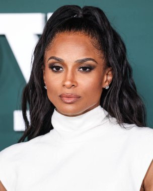 Ciara, Paul Mitchell tarafından sunulan 2024 Bebek Galası 'na 9 Kasım 2024' te Batı Hollywood, Los Angeles, Kaliforniya, ABD 'de gerçekleştirilen Pasifik Tasarım Merkezi' nde ulaşır.. 