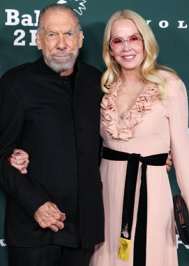 John Paul DeJoria ve Eloise DeJoria, Paul Mitchell 'in 9 Kasım 2024 tarihinde Batı Hollywood, Los Angeles, Kaliforniya, ABD' de gerçekleştirdiği Pasifik Tasarım Merkezi 'nde sunduğu 2024 Bebek Galası' na geldiler.. 
