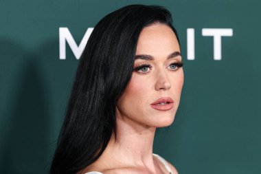 Versace giyen Katy Perry, 9 Kasım 2024 'te Batı Hollywood, Los Angeles, Kaliforniya, ABD' de düzenlenen Pasifik Tasarım Merkezi 'nde Paul Mitchell tarafından sunulan 2024 Bebek Galası' na ulaştı..