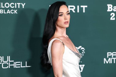 Versace giyen Katy Perry, 9 Kasım 2024 'te Batı Hollywood, Los Angeles, Kaliforniya, ABD' de düzenlenen Pasifik Tasarım Merkezi 'nde Paul Mitchell tarafından sunulan 2024 Bebek Galası' na ulaştı..