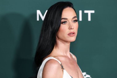 Versace giyen Katy Perry, 9 Kasım 2024 'te Batı Hollywood, Los Angeles, Kaliforniya, ABD' de düzenlenen Pasifik Tasarım Merkezi 'nde Paul Mitchell tarafından sunulan 2024 Bebek Galası' na ulaştı..