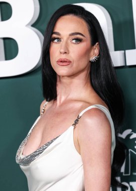 Versace giyen Katy Perry, 9 Kasım 2024 'te Batı Hollywood, Los Angeles, Kaliforniya, ABD' de düzenlenen Pasifik Tasarım Merkezi 'nde Paul Mitchell tarafından sunulan 2024 Bebek Galası' na ulaştı..