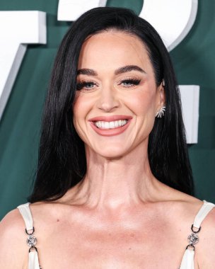 Versace giyen Katy Perry, 9 Kasım 2024 'te Batı Hollywood, Los Angeles, Kaliforniya, ABD' de düzenlenen Pasifik Tasarım Merkezi 'nde Paul Mitchell tarafından sunulan 2024 Bebek Galası' na ulaştı..