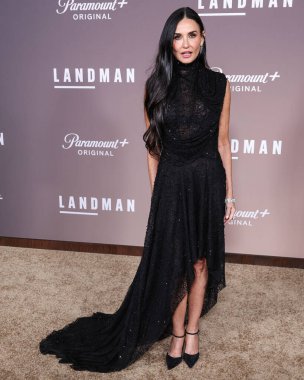 Demi Moore 'un Erdem' i giymesi Los Angeles 'taki Paramount +' s Original Series Landman 'ın 1. Sezon Paramount Pictures Studios' taki Paramount Tiyatrosu 'na 12 Kasım 2024' te Hollywood, Los Angeles, Kaliforniya, ABD 'de düzenlenen.