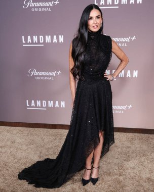 Demi Moore 'un Erdem' i giymesi Los Angeles 'taki Paramount +' s Original Series Landman 'ın 1. Sezon Paramount Pictures Studios' taki Paramount Tiyatrosu 'na 12 Kasım 2024' te Hollywood, Los Angeles, Kaliforniya, ABD 'de düzenlenen.