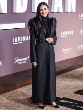 Demi Moore 'un Erdem' i giymesi Los Angeles 'taki Paramount +' s Original Series Landman 'ın 1. Sezon Paramount Pictures Studios' taki Paramount Tiyatrosu 'na 12 Kasım 2024' te Hollywood, Los Angeles, Kaliforniya, ABD 'de düzenlenen.