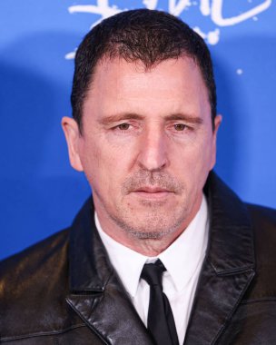 Atticus Ross, 13 Kasım 2024 'te Los Angeles, Kaliforniya, ABD' de bulunan Amerika Tiyatro Kompleksi Yönetmenler Birliği 'nde düzenlenen A24' ün 'Queer' inin Los Angeles prömiyerine geldi.. 