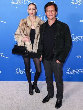 Bailey Mikel ve Clifton Collins Jr., 13 Kasım 2024 'te Amerika Tiyatro Kompleksi Yönetmenleri Birliği' nin Los Angeles Premiere of A24 's Queer' ine geldiler..