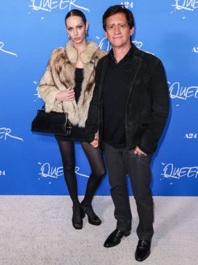 Bailey Mikel ve Clifton Collins Jr., 13 Kasım 2024 'te Amerika Tiyatro Kompleksi Yönetmenleri Birliği' nin Los Angeles Premiere of A24 's Queer' ine geldiler..