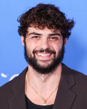 Noah Centineo, 13 Kasım 2024 'te Los Angeles, Kaliforniya, ABD' de bulunan Amerika Tiyatro Kompleksi Yönetmenler Birliği 'nde düzenlenen A24' ün 