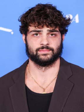 Noah Centineo, 13 Kasım 2024 'te Los Angeles, Kaliforniya, ABD' de bulunan Amerika Tiyatro Kompleksi Yönetmenler Birliği 'nde düzenlenen A24' ün 