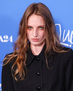 Petra Collins, 13 Kasım 2024 'te Los Angeles, Kaliforniya, ABD' de bulunan Amerika Tiyatro Kompleksi Yönetmenler Birliği 'nde düzenlenen A24' ün 'Queer' inin Los Angeles prömiyerine geldi..