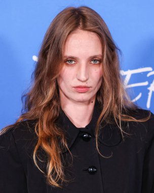 Petra Collins, 13 Kasım 2024 'te Los Angeles, Kaliforniya, ABD' de bulunan Amerika Tiyatro Kompleksi Yönetmenler Birliği 'nde düzenlenen A24' ün 'Queer' inin Los Angeles prömiyerine geldi..