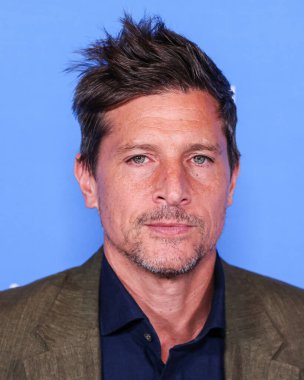 Simon Rex, 13 Kasım 2024 'te Los Angeles, Kaliforniya, ABD' deki American Theater Complex 'te düzenlenen A24' ün 'Queer' inin Los Angeles galasına geldi.. 