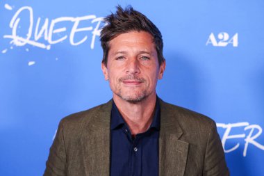 Simon Rex, 13 Kasım 2024 'te Los Angeles, Kaliforniya, ABD' deki American Theater Complex 'te düzenlenen A24' ün 'Queer' inin Los Angeles galasına geldi.. 