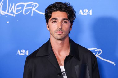 Taylor Zakhar Perez, 13 Kasım 2024 'te Los Angeles, Kaliforniya, ABD' de bulunan Amerika Tiyatro Kompleksi Yönetmenler Birliği 'nde düzenlenen A24' ün 'Queer' inin Los Angeles prömiyerine geldi..