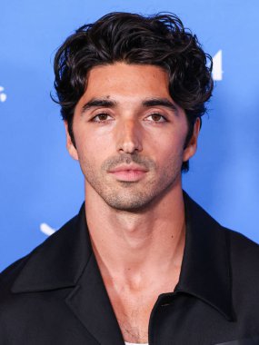 Taylor Zakhar Perez, 13 Kasım 2024 'te Los Angeles, Kaliforniya, ABD' de bulunan Amerika Tiyatro Kompleksi Yönetmenler Birliği 'nde düzenlenen A24' ün 'Queer' inin Los Angeles prömiyerine geldi..