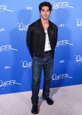 Taylor Zakhar Perez, 13 Kasım 2024 'te Los Angeles, Kaliforniya, ABD' de bulunan Amerika Tiyatro Kompleksi Yönetmenler Birliği 'nde düzenlenen A24' ün 'Queer' inin Los Angeles prömiyerine geldi..