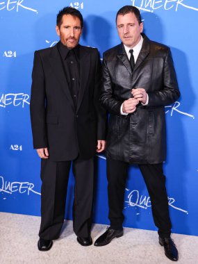 Trent Reznor ve Atticus Ross, 13 Kasım 2024 'te Amerika Birleşik Devletleri' nin Kaliforniya eyaletinin Los Angeles şehrinde bulunan Amerika Tiyatro Kompleksi Yönetmenleri Birliği 'nde düzenlenen A24' ün Queer 'inin Los Angeles Premiere' ine geldiler..
