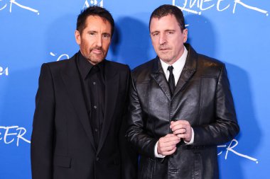 Trent Reznor ve Atticus Ross, 13 Kasım 2024 'te Amerika Birleşik Devletleri' nin Kaliforniya eyaletinin Los Angeles şehrinde bulunan Amerika Tiyatro Kompleksi Yönetmenleri Birliği 'nde düzenlenen A24' ün Queer 'inin Los Angeles Premiere' ine geldiler..