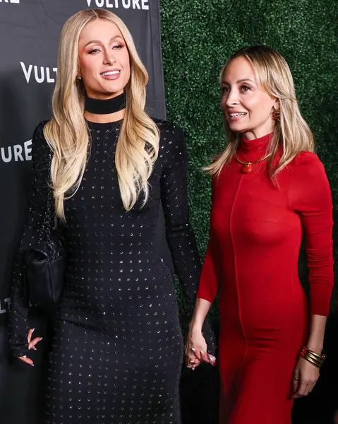 Paris Hilton ve Nicole Richie, Los Angeles 'ta düzenlenen 2024 Akbaba Festivali' ne 17 Kasım 2024 'te Hollywood, Los Angeles, Kaliforniya, ABD' de katıldılar..