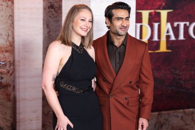 Emily V. Gordon ve kocası Kumail Ali Nanjiani, 18 Kasım 2024 'te Hollywood, Los Angeles, Kaliforniya, ABD' de bulunan TCL Çin Tiyatrosu IMAX 'te düzenlenen Paramount Pictures' Gladyatör II 'nin Los Angeles galasına geldiler..