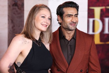 Emily V. Gordon ve kocası Kumail Ali Nanjiani, 18 Kasım 2024 'te Hollywood, Los Angeles, Kaliforniya, ABD' de bulunan TCL Çin Tiyatrosu IMAX 'te düzenlenen Paramount Pictures' Gladyatör II 'nin Los Angeles galasına geldiler..