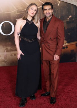 Emily V. Gordon ve kocası Kumail Ali Nanjiani, 18 Kasım 2024 'te Hollywood, Los Angeles, Kaliforniya, ABD' de bulunan TCL Çin Tiyatrosu IMAX 'te düzenlenen Paramount Pictures' Gladyatör II 'nin Los Angeles galasına geldiler..