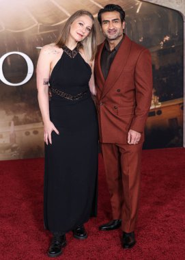 Emily V. Gordon ve kocası Kumail Ali Nanjiani, 18 Kasım 2024 'te Hollywood, Los Angeles, Kaliforniya, ABD' de bulunan TCL Çin Tiyatrosu IMAX 'te düzenlenen Paramount Pictures' Gladyatör II 'nin Los Angeles galasına geldiler..