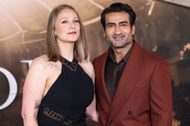 Emily V. Gordon ve kocası Kumail Ali Nanjiani, 18 Kasım 2024 'te Hollywood, Los Angeles, Kaliforniya, ABD' de bulunan TCL Çin Tiyatrosu IMAX 'te düzenlenen Paramount Pictures' Gladyatör II 'nin Los Angeles galasına geldiler..