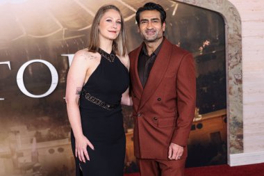 Emily V. Gordon ve kocası Kumail Ali Nanjiani, 18 Kasım 2024 'te Hollywood, Los Angeles, Kaliforniya, ABD' de bulunan TCL Çin Tiyatrosu IMAX 'te düzenlenen Paramount Pictures' Gladyatör II 'nin Los Angeles galasına geldiler..