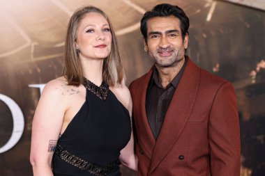 Emily V. Gordon ve kocası Kumail Ali Nanjiani, 18 Kasım 2024 'te Hollywood, Los Angeles, Kaliforniya, ABD' de bulunan TCL Çin Tiyatrosu IMAX 'te düzenlenen Paramount Pictures' Gladyatör II 'nin Los Angeles galasına geldiler..